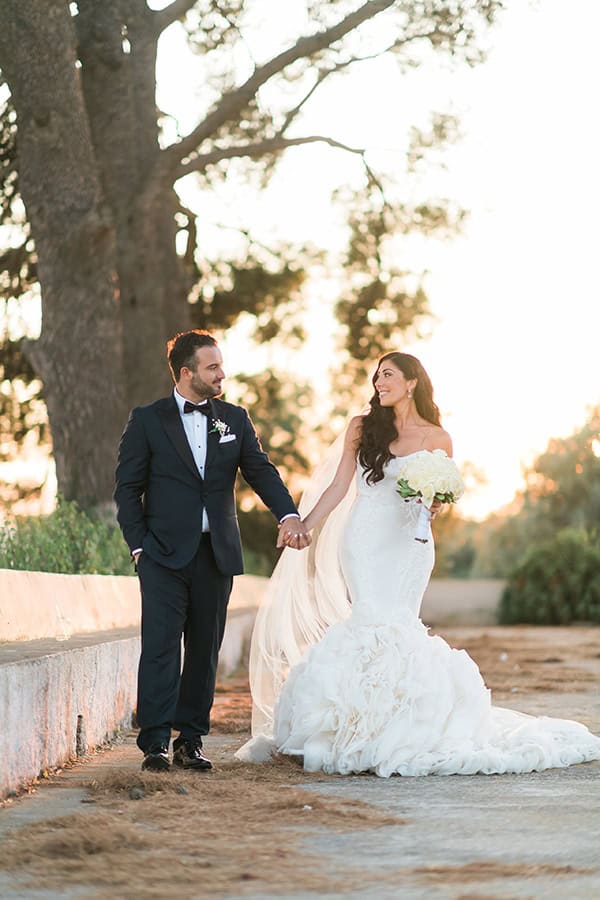 dreamy-wedding-kefalonia-lush-flowers-arrangements-romantic-elements_34