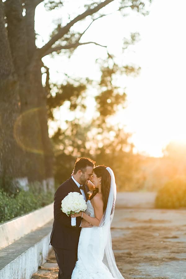 dreamy-wedding-kefalonia-lush-flowers-arrangements-romantic-elements_35