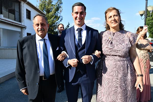 elegant-chic-summer-wedding-pavillion-hall-roses-hydrangeas-white-pink-hues-gold-details_09x
