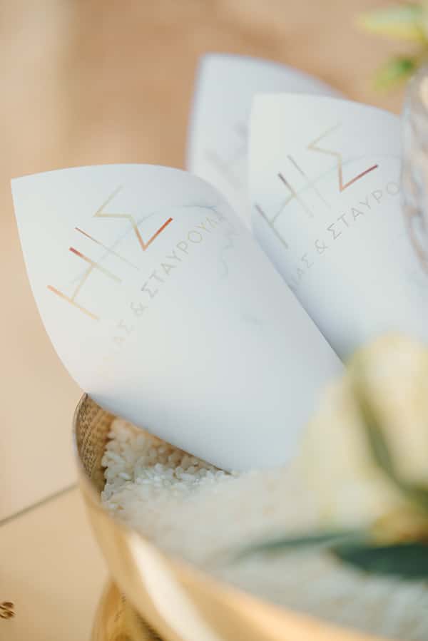 elegant-chic-wedding-rhodes-white-flowers-gold-touches_11