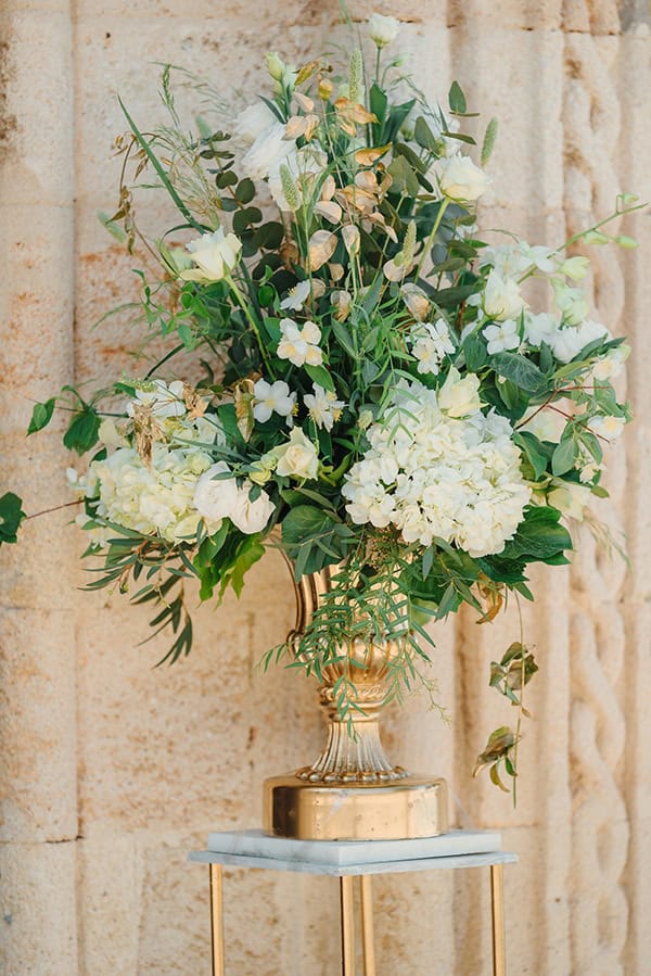elegant-chic-wedding-rhodes-white-flowers-gold-touches_12
