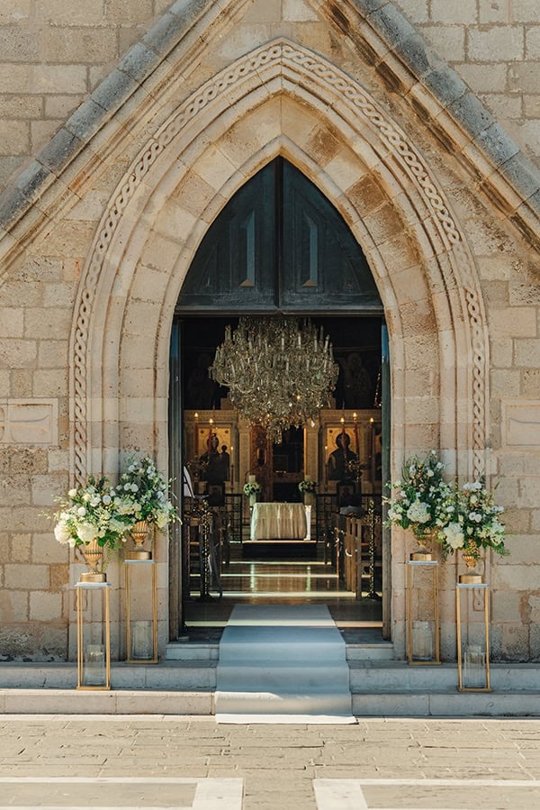 elegant-chic-wedding-rhodes-white-flowers-gold-touches_13