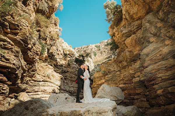 elegant-chic-wedding-rhodes-white-flowers-gold-touches_34