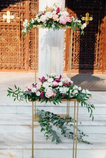 Elegant στολισμός εισόδου εκκλησίας με παιώνιες σε έντονες αποχρώσεις και πρασινάδα