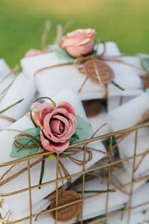 Αναμνηστικά δωράκια – μπομπονιέρες σε λευκό χρώμα που δένουν όμορφα με σχοινάκι διακοσμημένο με τριαντάφυλλο Αναμνηστικά δωράκια – μπομπονιέρες σε λευκό χρώμα που δένουν όμορφα με σχοινάκι διακοσμημένο με τριαντάφυλλο