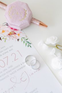 Υπέροχα προσκλητήρια γάμου από Biniatian Invitations με floral λεπτομέρειες