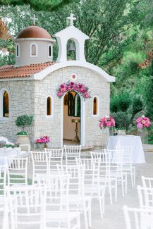 Υπέροχος στολισμός εισόδου εκκλησίας με γιρλάντα