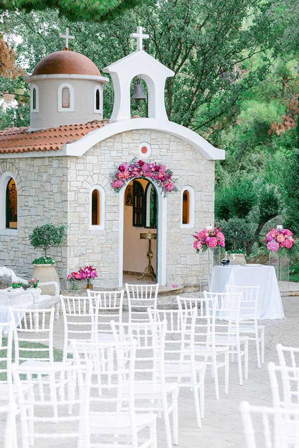 Υπέροχος στολισμός εισόδου εκκλησίας με γιρλάντα