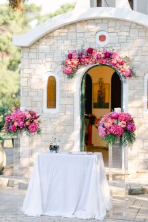 Μοντέρνος στολισμός λαμπάδας γάμου σε έντονο φούξια