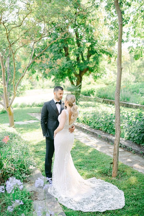 luxurious-summer-wedding-flowers-decoration-fuchsia-purple-tones_37