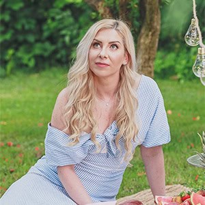 Prewedding φωτογράφιση σε καταπράσινο πάρκο με cozy λεπτομέρειες και την πιο καλοκαιρινή διάθεση │ Ελεάνα & Γιάννης