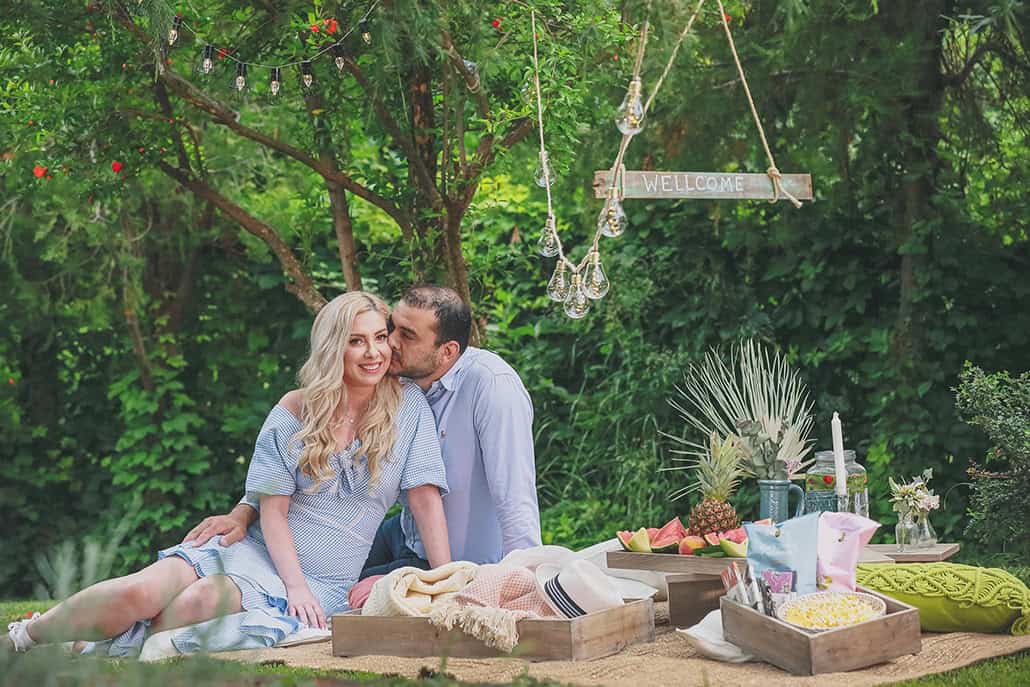 Prewedding φωτογράφιση σε καταπράσινο πάρκο με cozy λεπτομέρειες και την πιο καλοκαιρινή διάθεση │ Ελεάνα & Γιάννης