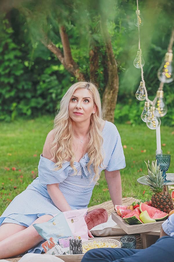 prewedding-shoot-green-park-cozy-details-summer-mood_02