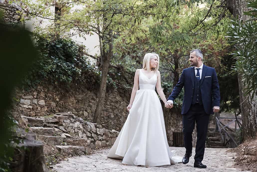 Ρομαντικός φθινοπωρινός γάμος στην Αθήνα με λευκές παιώνιες και κόκκινα τριαντάφυλλα │ Ιωάννα & Παντελής – Αντώνης