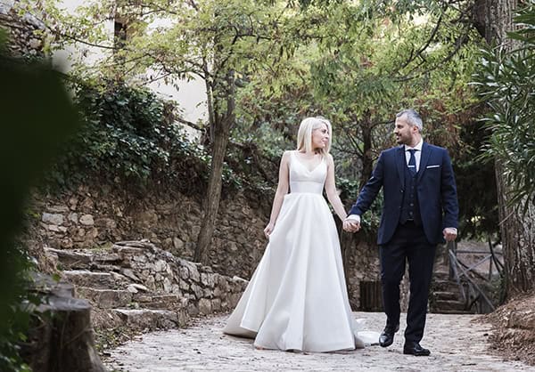 romantic-fall-wedding-athens-white-peonies-red-roses_01