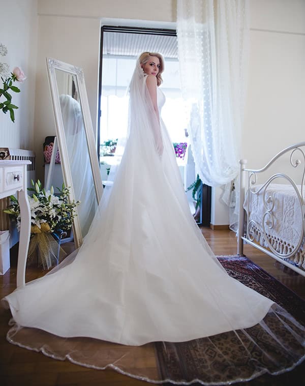 romantic-fall-wedding-athens-white-peonies-red-roses_04x