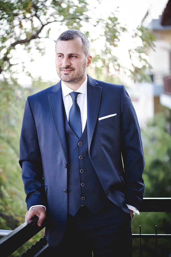 romantic-fall-wedding-athens-white-peonies-red-roses_04z