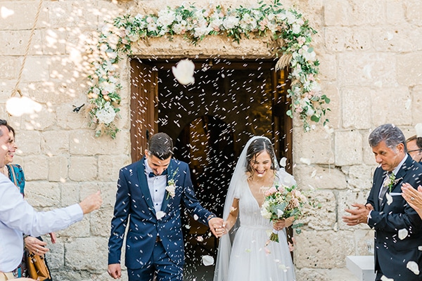 Ρομαντικός καλοκαιρινός γάμος στη Λάρνακα με λευκές ορτανσίες και τριαντάφυλλα σε baby pink αποχρώσεις │ Βασιλική & Κωνσταντίνος