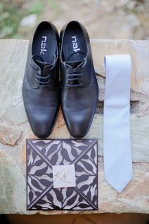 Μοντέρνα προσκλητήρια γάμου με 3D φύλλα ελιάς σε dark blue χρώμα