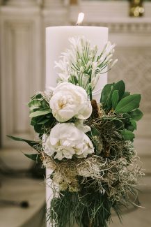 Στολισμός λαμπάδας εκκλησίας με λευκές παιώνιες και άλλα ιδιαίτερα άνθη