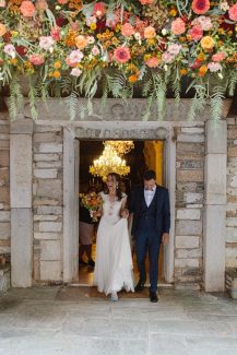 Εντυπωσιακός στολισμός εισόδου εκκλησίας με πλούσια κρεμαστά άνθη