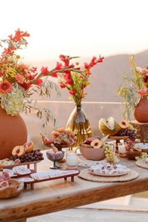 Ρουστίκ dessert table με διακόσμηση από κόκκινους γλαδίολους σε πήλινα βάζα Ρουστίκ dessert table με διακόσμηση από κόκκινους γλαδίολους σε πήλινα βάζα