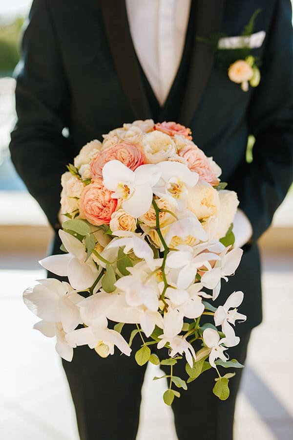 Μοντέρνα cascading νυφική ανθοδέσμη με ορχιδέες και παιώνιες