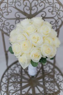 Ολόλευκη νυφική ανθοδέσμη από τριαντάφυλλα Ολόλευκη νυφική ανθοδέσμη από τριαντάφυλλα