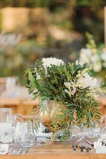 Μοντέρνα διακόσμηση τραπεζιών δεξίωσης με συνθέσεις λουλουδιών σε χρυσά κύπελλα Μοντέρνα διακόσμηση τραπεζιών δεξίωσης με συνθέσεις λουλουδιών σε χρυσά κύπελλα