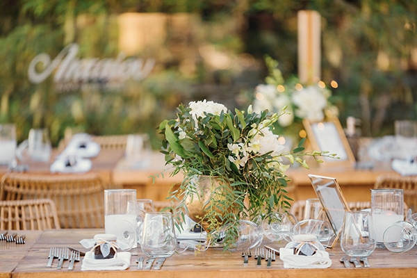 Μοντέρνα διακόσμηση τραπεζιών δεξίωσης με συνθέσεις λουλουδιών σε χρυσά κύπελλα