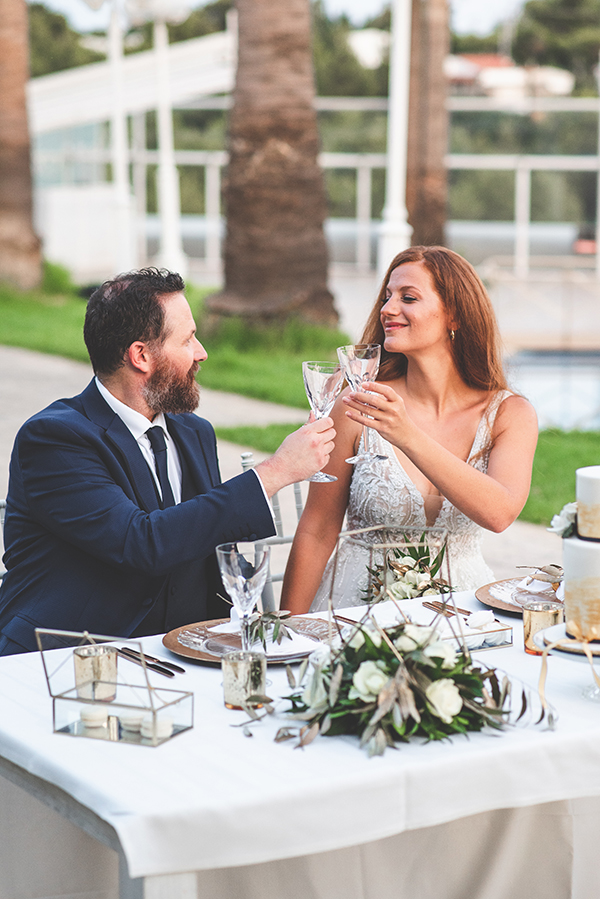 elegant-minima-styled-shoot-pampas-grass-compined-gold-blue-hues_01x