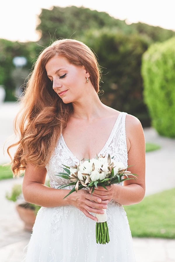 elegant-minima-styled-shoot-pampas-grass-compined-gold-blue-hues_02x