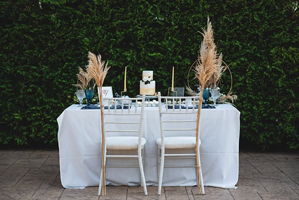 elegant-minima-styled-shoot-pampas-grass-compined-gold-blue-hues_03