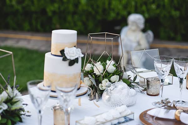 elegant-minima-styled-shoot-pampas-grass-compined-gold-blue-hues_03x