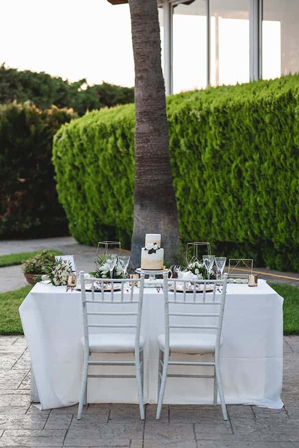 elegant-minima-styled-shoot-pampas-grass-compined-gold-blue-hues_07x