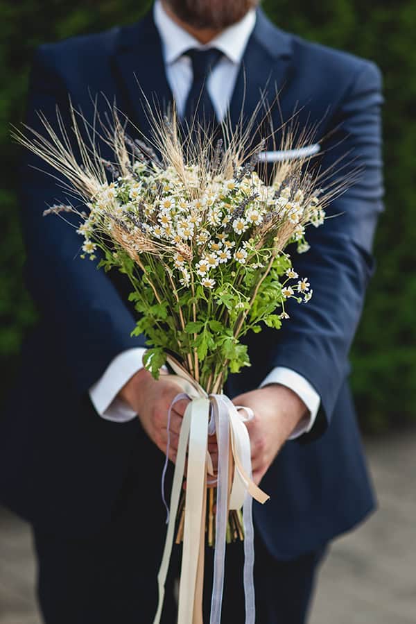 elegant-minima-styled-shoot-pampas-grass-compined-gold-blue-hues_08
