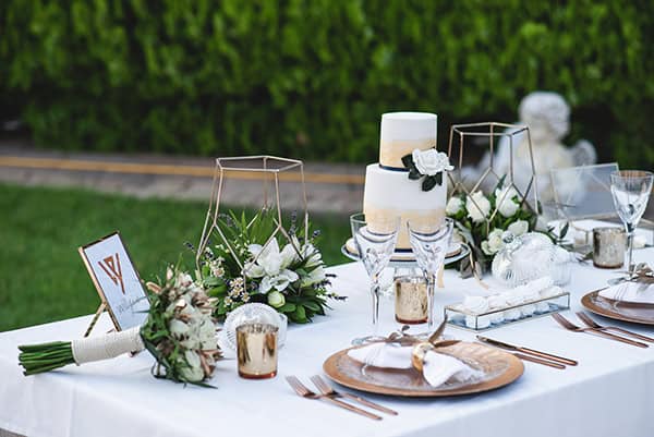 elegant-minima-styled-shoot-pampas-grass-compined-gold-blue-hues_09x