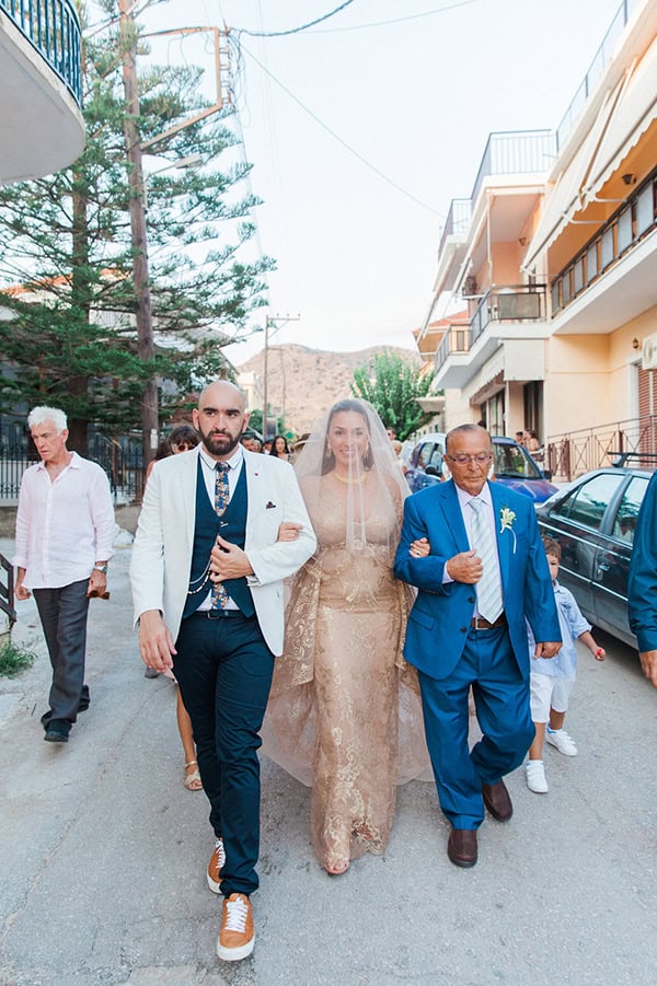 elegant-summer-wedding-palairos-white-roses-lycianthus-olive-leaves_06