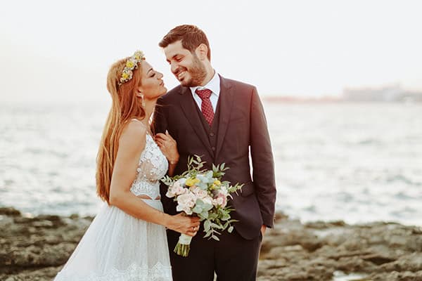 romantic-fall-wedding-roses-chrysanthemums-next-to-beach_02x