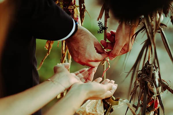 romantic-fall-wedding-roses-chrysanthemums-next-to-beach_06