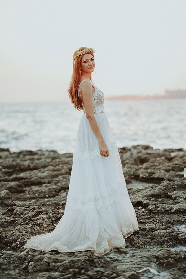 romantic-fall-wedding-roses-chrysanthemums-next-to-beach_06x