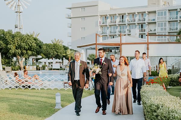 romantic-fall-wedding-roses-chrysanthemums-next-to-beach_13x