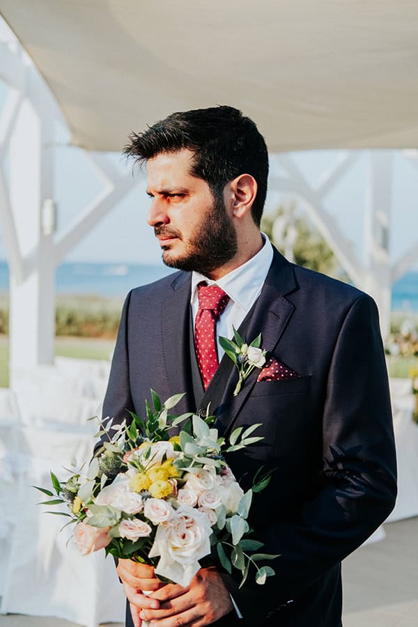 romantic-fall-wedding-roses-chrysanthemums-next-to-beach_14