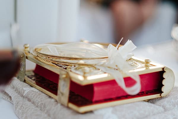 romantic-fall-wedding-roses-chrysanthemums-next-to-beach_14x