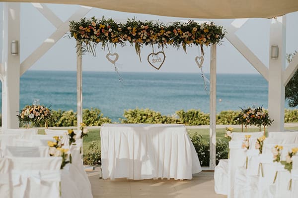 romantic-fall-wedding-roses-chrysanthemums-next-to-beach_15