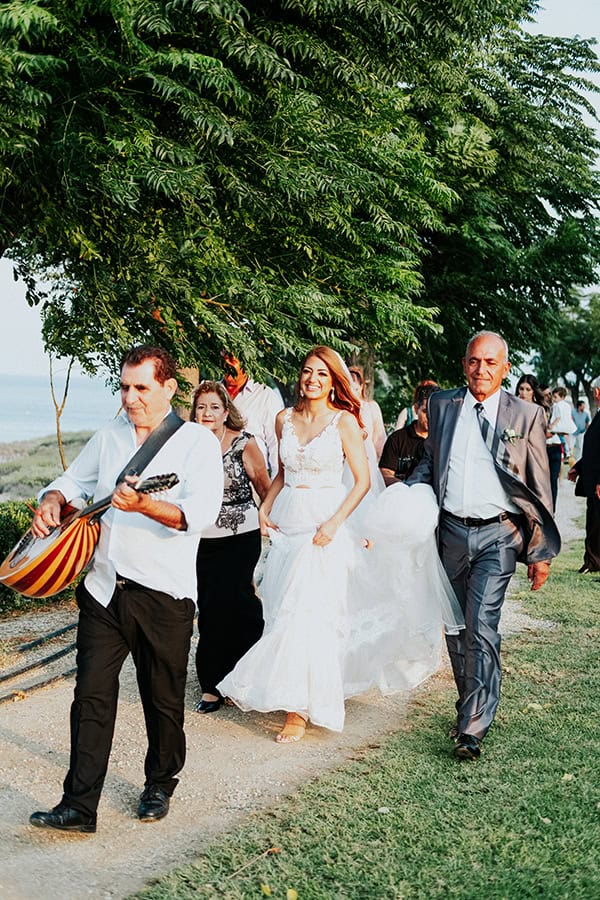 romantic-fall-wedding-roses-chrysanthemums-next-to-beach_19x