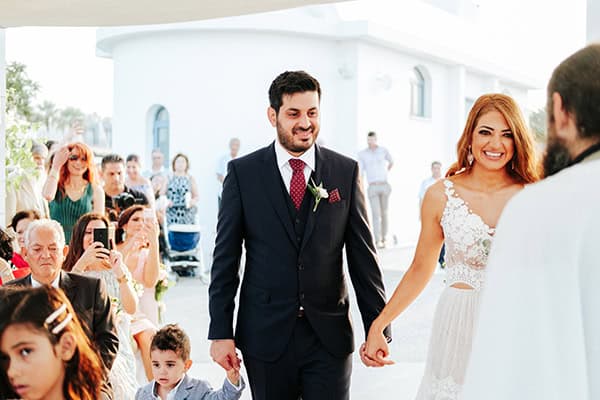 romantic-fall-wedding-roses-chrysanthemums-next-to-beach_21