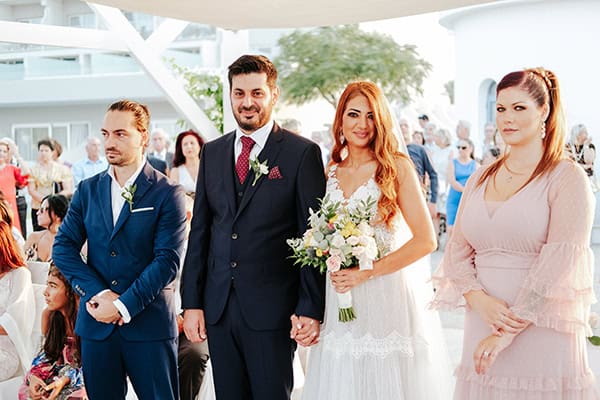 romantic-fall-wedding-roses-chrysanthemums-next-to-beach_22