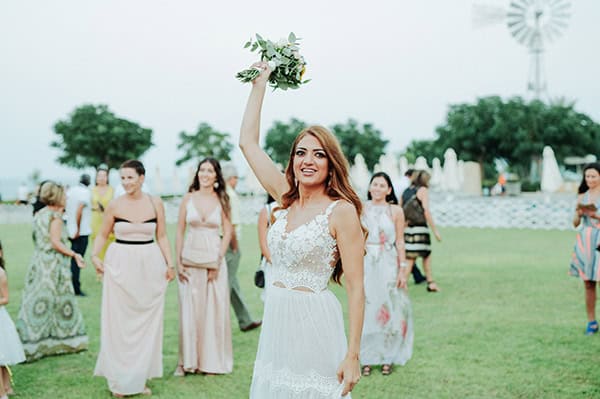 romantic-fall-wedding-roses-chrysanthemums-next-to-beach_26