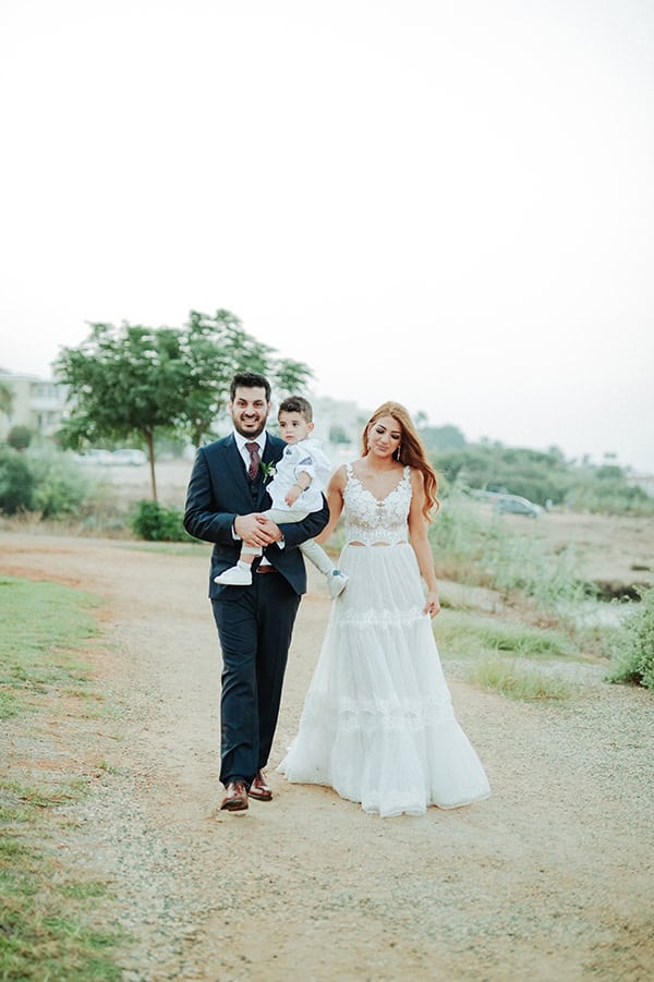 romantic-fall-wedding-roses-chrysanthemums-next-to-beach_27